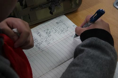亨亨在教室里写作业。
