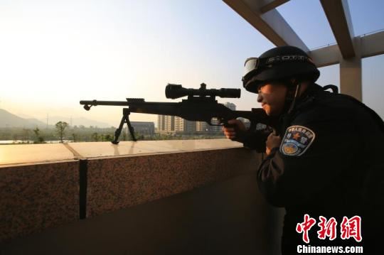 警队狙击手执行任务时更要注重城市周边环境 金荣城 摄
