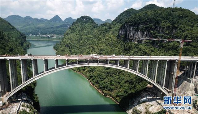 （经济）（1）贵州织普高速夜郎湖特大桥全线贯通