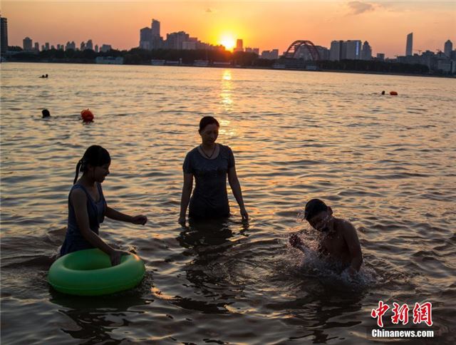 武汉持续高温 市民水中纳凉消暑