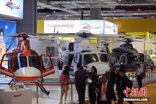 资料图：2018年11月5日，首届中国国际进口博览会隆重开幕。来自意大利的“吸睛”展品意大利莱奥纳多直升机(型号AW189)正式亮相。 张亨伟 摄