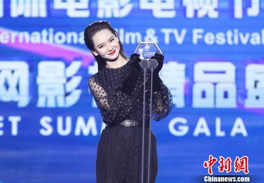 戚薇凭借《北京女子图鉴》斩获“年度女演员”称号。官方供图