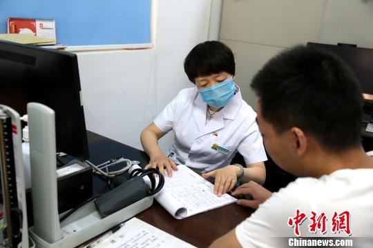 倪悦在社区卫生服务中心坐诊。　记者 张远 摄