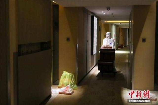  在北京市丰台区一个集中医学观察点，工作人员无接触送餐。 作者：<a target='_blank' href='http://www.chinanews.com/'></p>中新社记者 蒋启明