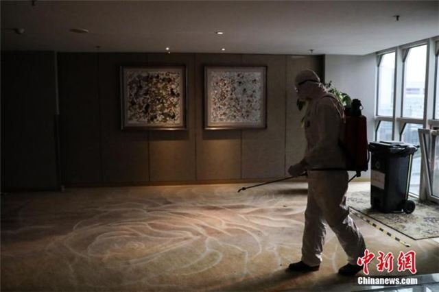 在北京市丰台区一个集中医学观察点，工作人员正进行公共区域消杀。　<a target='_blank' href='http://www.chinanews.com/'></p>中新社记者 蒋启明 摄