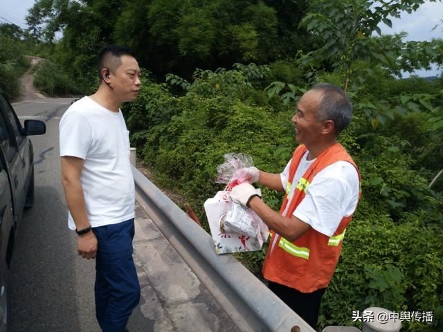 资中县公路养护管理段：给一线养护工人送清凉