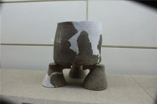 磁山文化时期的陶盂和支脚