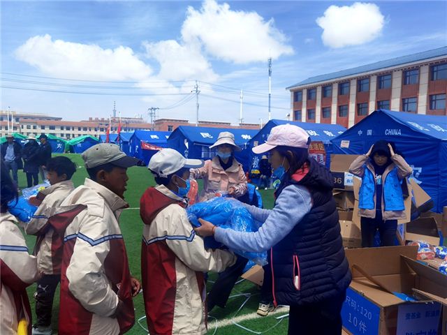青海省儿童福利协会走进玛多灾区为学校捐赠救灾物资