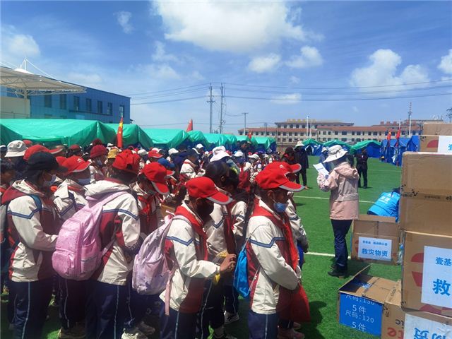 青海省儿童福利协会走进玛多灾区为学校捐赠救灾物资