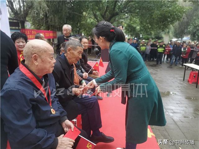 爱老敬老送祝福！隆昌龙市镇55位老人收到重阳礼物