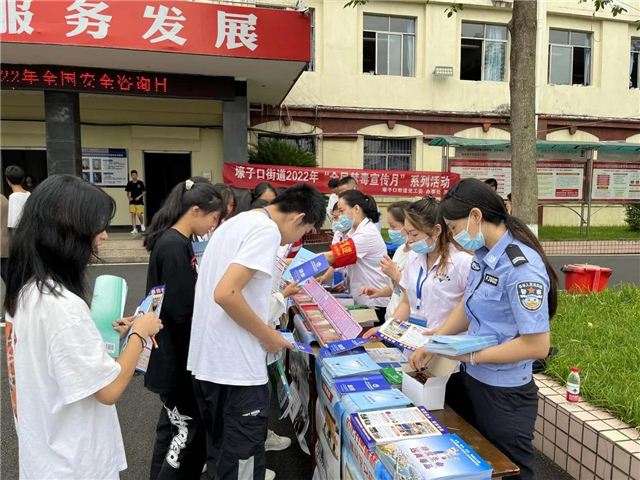 松山社区开展禁毒法治宣传、与法同行.护“未”成长进校园活动